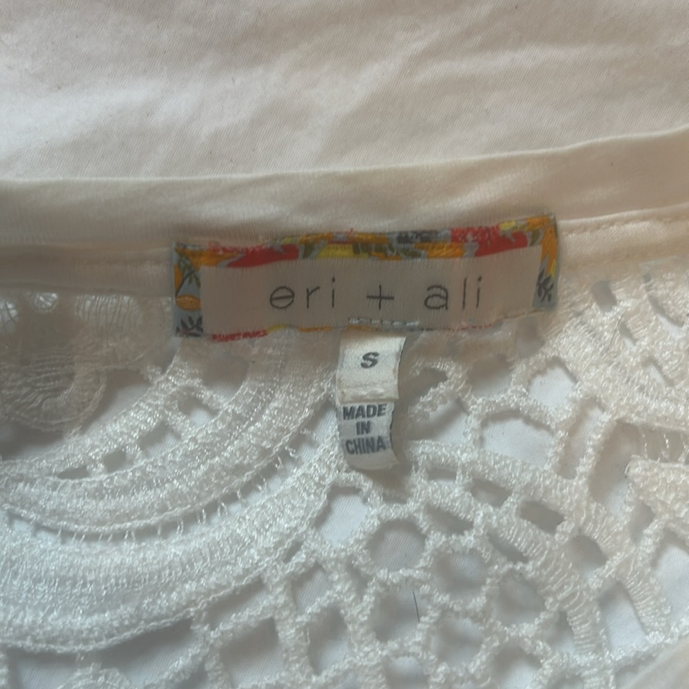 Elegant White Lace Short Sleeve Top - Picture 3 of 4